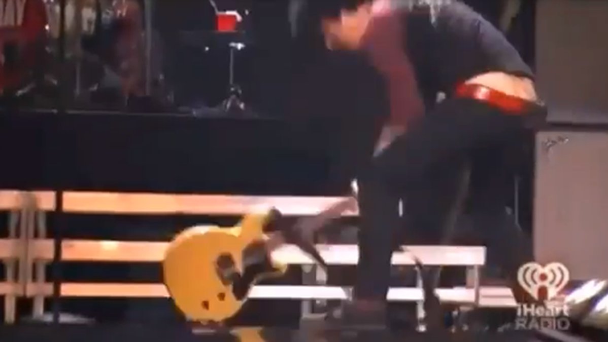Så här såg det ut när Armstrong började slå sönder sin gitarr. 